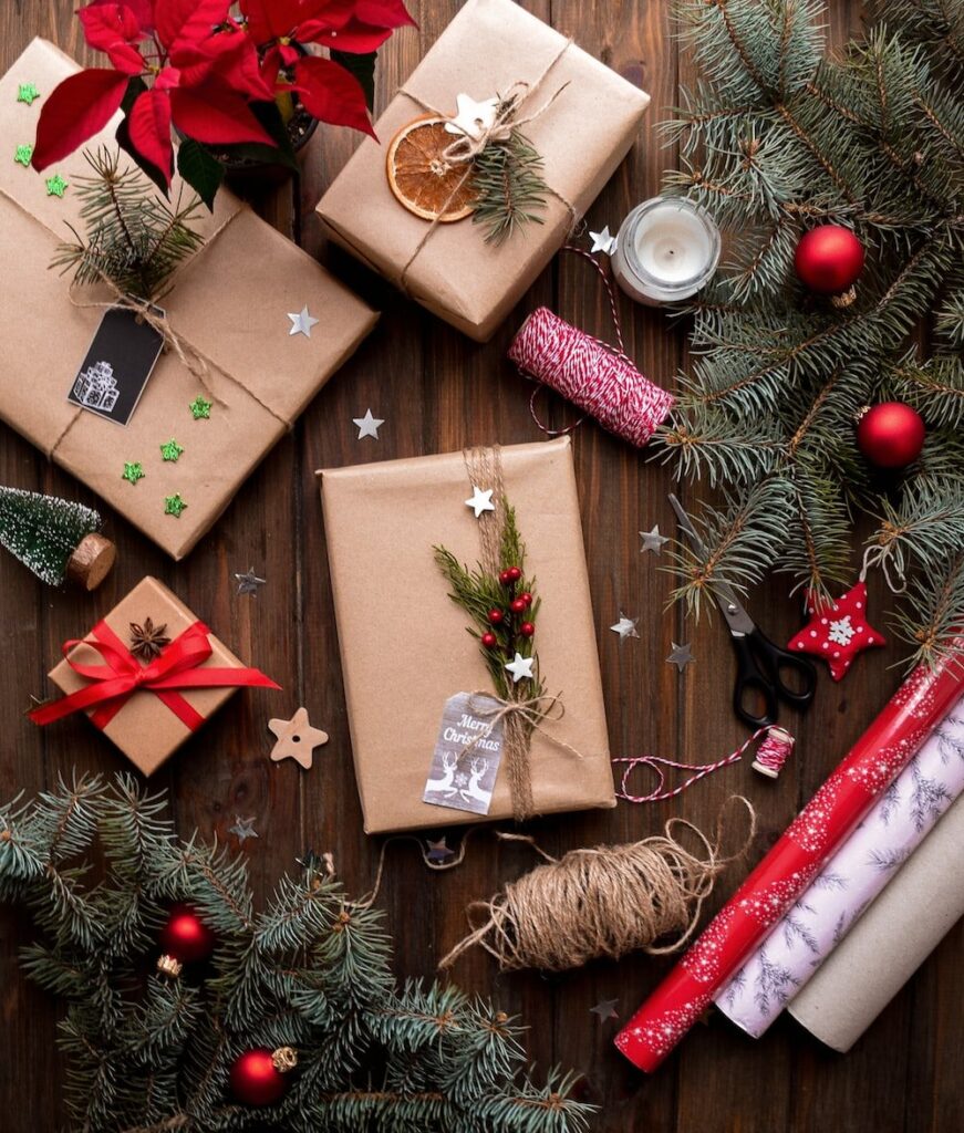 Najlepsze prezenty na Boże Narodzenie dla najmłodszych – książki, gry planszowe, pluszaki, lalki, klocki